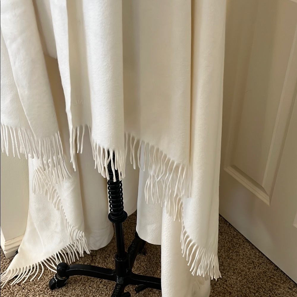 Elegant Cream Fringe Shawl by Hermes very rare and beautiful - Picture 5 of 11